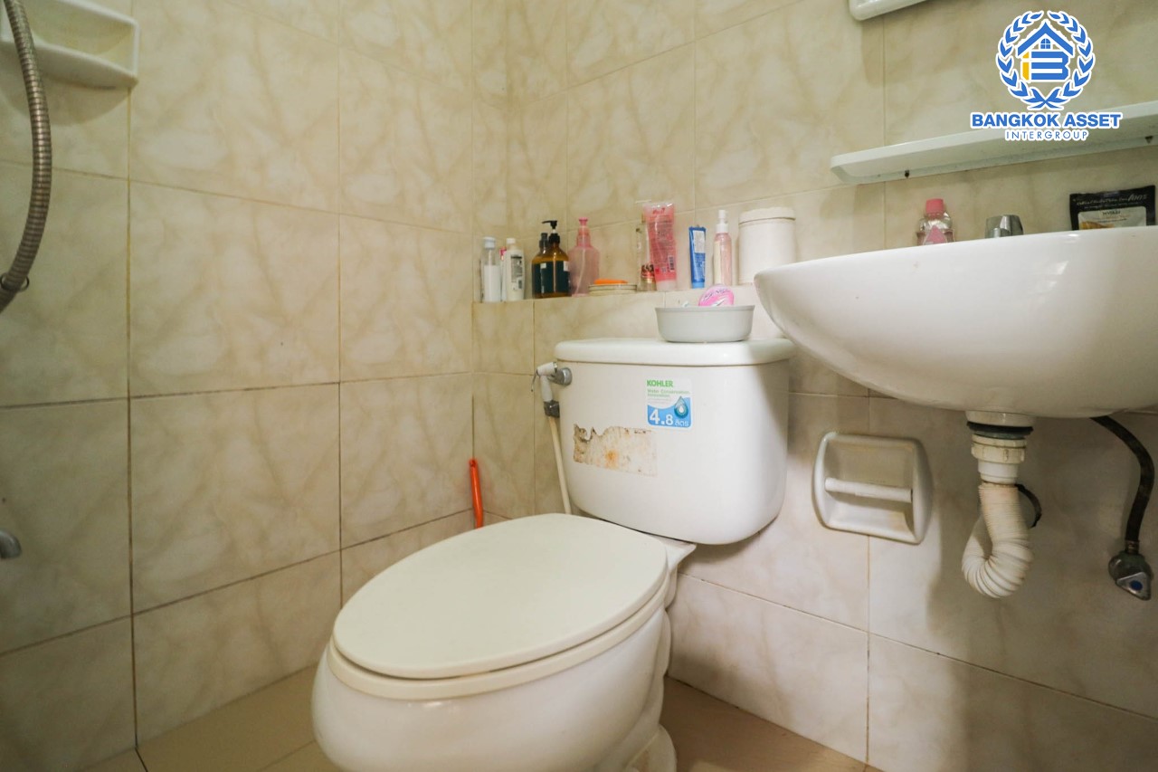 *****บ้านเดี่ยวมือสอง ม. ไพรมารี่ เพรสทีจ รัชดา-รามอินทรา บ้านเดี่ยว 3 ชั้น พร้อมเข้าอยู่ ฟังก์ชัน 5 ห้องนอน 5 ห้องน้ำ 2 ที่จอดรถ ภายในสวย บ้านใหม่ บนเนื้อที่กว่า 52 ตร.ว. พื้นที่ใช้สอยมากถึง 350 ตร.ม. บนทำเลศักยภาพ เชื่อมต่อ ถ.รามอินทรา, ถ.พหลโยธิน, ถ.สุขาภิบาล5 เดินทางสะดวก ใกล้ทางด่วน "เอกมัย-รามอินทรา" และรถไฟฟ้า "นพรัตน์"